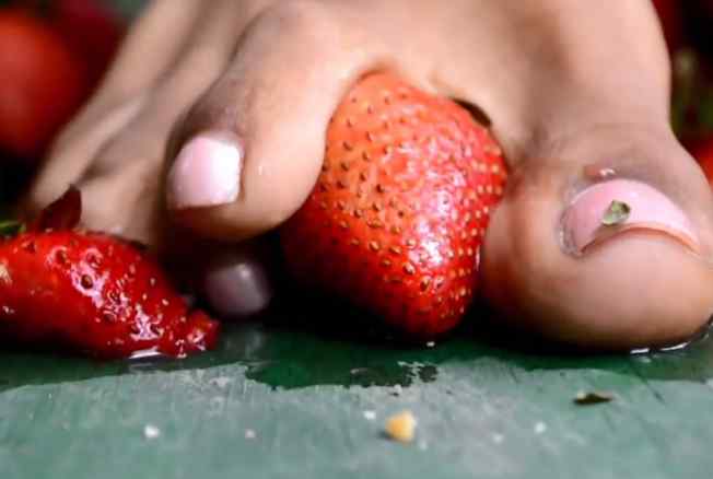 Ebony Strawberry
